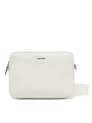 Calvin Klein Torebka Ck Must Small Camera Bag K60K613145 Écru. Listonoszki Calvin Klein, bez wzorów, ze skóry, bez dodatków. Za 259.99 zł.