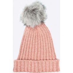 Pieces - Czapka. Czerwone czapki Pieces, bez wzorów, z dzianiny. W wyprzedaży za 29.90 zł.