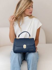 Lia Biassoni Skórzana torebka "Carsia" w kolorze granatowym - 27 x 19 x 13 cm rozmiar: onesize. Niebieskie torby na ramię Lia Biassoni, bez wzorów, z materiału, przez ramię, bez dodatków. Za 304.99 zł.