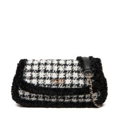 Torebka Guess. Czarne torebki klasyczne Guess, z aplikacjami, bez dodatków. Za 539.99 zł.