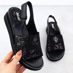 Sandały damskie na podwyższeniu z gumą czarne Jezzi RMR2267-2. Czarne sandały Jezzi, bez wzorów, z gumy, eleganckie, bez obcasa, bez zapięcia. Za 149.99 zł.