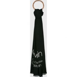 Calvin Klein - Szal. Niebieskie szaliki Calvin Klein, bez wzorów, z tkaniny. W wyprzedaży za 129.90 zł.