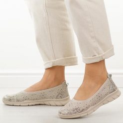 Beżowe ażurowe skórzane baleriny damskie S.Barski 5973. Brązowe baleriny S.BARSKI, w ażurowe wzory, z jeansu, bez obcasa, na płaskiej podeszwie. Za 179.00 zł.