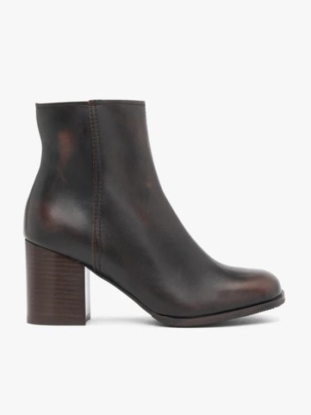 Brązowe botki ze skóry licowej. Brązowe botki Ryłko, bez wzorów, ze skóry, przed kolano, bez obcasa, na obcasie, bez zapięcia. Za 529.99 zł.