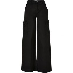 Damskie Spodnie Cargo Z Wysokimi Stanami I Szerokimi Nogawkami. Czarne spodnie dresowe Urban Classics, bez wzorów. Za 211.99 zł.