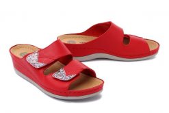 DR. BRINKMANN 701365-4 rot, klapki profilaktyczne damskie. Czerwone klapki Dr. Brinkmann, bez wzorów, ze skóry, bez obcasa. Za 294.90 zł.
