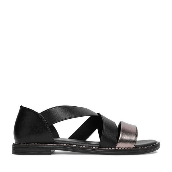 Sandały Lasocki. Czarne sandały Lasocki, bez wzorów, bez obcasa, na płaskiej podeszwie, bez zapięcia. Za 139.99 zł.