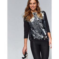 BLUZA Z DWUBARWNYMI CEKINAMI, Z ŁĄCZONYCH MATERIAŁÓW. Czarne bluzy TOP SECRET, na jesień, z aplikacjami, z materiału, bez kaptura. W wyprzedaży za 59.99 zł.