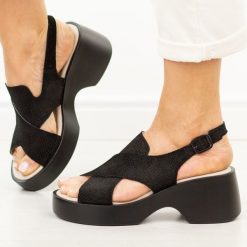 Czarne skórzane sandały damskie na platformie S.Barski 7005. Czarne sandały S.BARSKI, bez wzorów, z jeansu, casualowe, bez obcasa, na platformie, bez zapięcia. Za 249.00 zł.