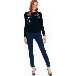 SWETER Z HAFTEM. Czarne golfy TOP SECRET, bez wzorów, bez ramiączek. W wyprzedaży za 49.99 zł.