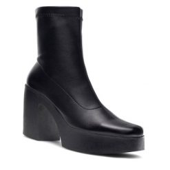 Botki DeeZee. Czarne botki DeeZee, bez wzorów, bez obcasa, na słupku, bez zapięcia. Za 229.99 zł.