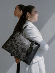 Christian Laurier Skórzana torebka "Noor" w kolorze czarnym - 40 x 27 x 16 cm rozmiar: onesize. Czarne torby na ramię Christian Laurier, bez wzorów, z materiału, na ramię, bez dodatków. Za 282.99 zł.