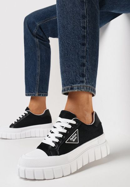 Czarne Trampki na Grubej Podeszwie z Wycięciami Harmonna. Czarne trampki Born2be, bez wzorów, bez zapięcia. Za 54.99 zł.