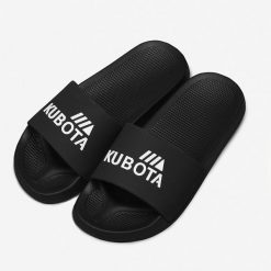 Klapki Kubota Basenowe Basic Czarne. Czarne klapki Kubota, bez wzorów, z materiału, bez obcasa. W wyprzedaży za 49.99 zł.
