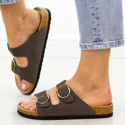 Taupe skórzane klapki damskie Filippo Dk7061/26. Klapki Filippo, bez wzorów, ze skóry, bez obcasa, na płaskiej podeszwie. Za 159.00 zł.