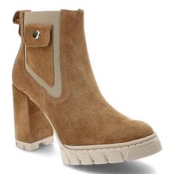 Botki damskie Damiss, cholewka ze skóry naturalnej zamszowej na solidnym obcasie i zapięciem na suwak, koniak‑welur, DS‑641‑2‑A. Brązowe botki DAMISS, bez wzorów, ze skóry, bez obcasa, na obcasie, bez zapięcia. Za 373.99 zł.