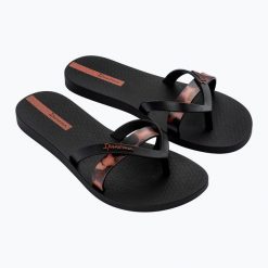 Japonki damskie Ipanema Kirei Chic. Czarne klapki Ipanema, bez wzorów, bez obcasa. Za 69.99 zł.
