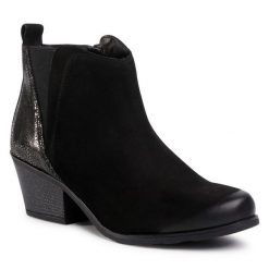 Botki Lasocki. Czarne botki Lasocki, bez wzorów, bez obcasa, na słupku, bez zapięcia. Za 102.99 zł.