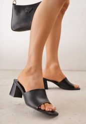 Czarne Minimalistyczne Klapki na Słupku z Odkrytym Kwadratowym Noskiem Monaera. Czarne klapki Born2be, bez wzorów, bez obcasa, na obcasie. Za 89.99 zł.