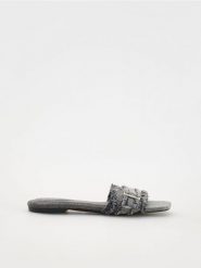 Klapki z denimu - wielobarwny. Klapki Reserved, bez wzorów, z bawełny, bez obcasa. W wyprzedaży za 39.99 zł.