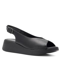 Sandały Lasocki. Czarne sandały Lasocki, bez wzorów, bez obcasa, na koturnie, bez zapięcia. Za 159.99 zł.