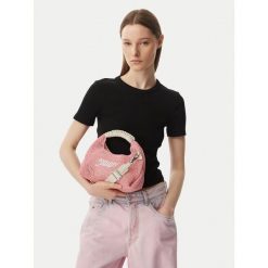 Torebka Tommy Jeans. Czerwone torebki klasyczne Tommy Jeans, bez wzorów, z jeansu, bez dodatków. Za 409.99 zł.
