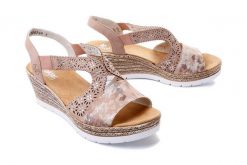 RIEKER 61913-31 rose, sandały damskie. Czerwone sandały Rieker, w ażurowe wzory, bez obcasa, na koturnie, bez zapięcia. Za 299.90 zł.