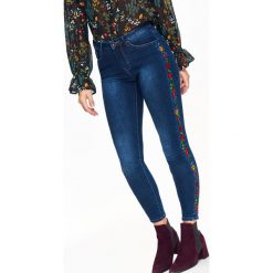 SPODNIE DŁUGIE DAMSKIE 5POCKET, SKINNY. Niebieskie spodnie materiałowe TOP SECRET, na co dzień, l, z aplikacjami, z jeansu, długie. W wyprzedaży za 59.99 zł.