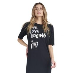 Błyszcząca damska koszulka maxi z krótkim rękawem. Czarne bluzki LEONE 1947 APPAREL, l, bez wzorów, z tkaniny, sportowe, bez kołnierzyka, bez ramiączek. W wyprzedaży za 83.85 zł.