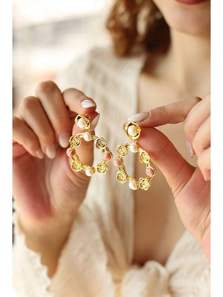 Pierres delicates Pozłacane kolczyki-wkrętki z waryscytami rozmiar: onesize. Czerwone kolczyki Pierres delicates, z perłą, pozłacane. Za 61.17 zł.