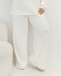 Oversizowe prążkowane spodnie Good Day Ahead na gumce z kieszeniami w kolorze ecru Plus Size Oversize. Białe spodnie dresowe Moda Size Plus Iwanek, l, bez wzorów, z dresówki. Za 199.90 zł.