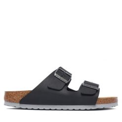 Klapki Birkenstock. Czarne klapki Birkenstock, bez wzorów, bez obcasa. Za 399.99 zł.