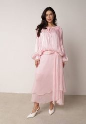 Różowa Szyfonowa Sukienka Koktajlowa o Rozkloszowanym Kroju Thagune. Czerwone sukienki Born2be, na randkę, m, bez wzorów, z materiału, eleganckie, bez kołnierzyka, bez ramiączek, maxi, rozkloszowane. Za 269.99 zł.