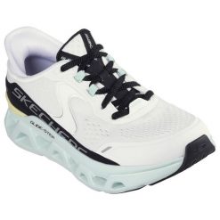 Buty sportowe Skechers Slip-ins Glide Step Altus. Białe obuwie sportowe Skechers, z syntetyku, bez zapięcia. Za 447.70 zł.