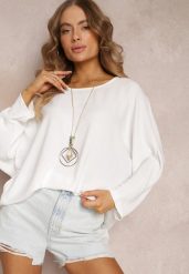Biała Bluzka o Fasonie Nietoperza z Naszyjnikiem Kenola. Białe bluzki Renee, bez wzorów, eleganckie, bez kołnierzyka, bez ramiączek. W wyprzedaży za 45.49 zł.