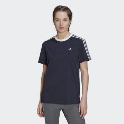 Koszulka fitness damska Adidas Essentials 3-Stripes Tee. Białe bluzki Adidas, xs, bez wzorów, sportowe, bez kołnierzyka, bez ramiączek. W wyprzedaży za 112.75 zł.