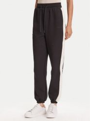 Guess Spodnie dresowe V5YB02 KB3P2 Czarny Regular Fit. Czarne spodnie dresowe Guess, s, z aplikacjami, z bawełny. Za 189.99 zł.