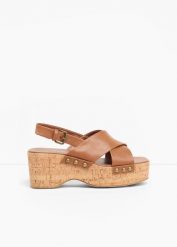 Sandały na korkowej koturnie. Brązowe sandały bonprix, bez wzorów, bez obcasa, na koturnie, bez zapięcia. Za 147.99 zł.