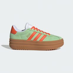 Kapcie ADIDAS VL COURT BOLD J Zielony. Białe obuwie domowe Adidas, bez wzorów, z tkaniny, bez zapięcia. W wyprzedaży za 181.35 zł.