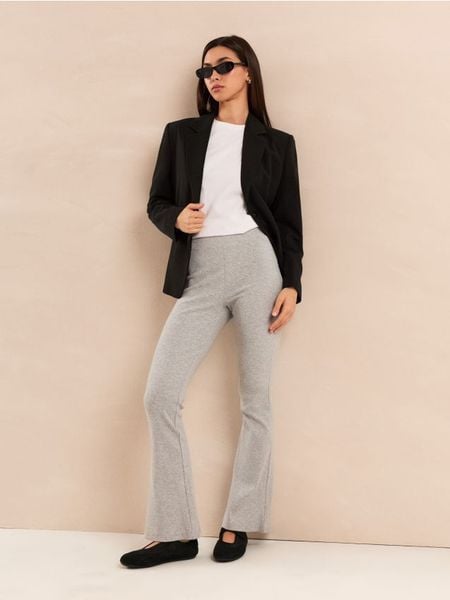 Bawełniane legginsy flare w prążki - szary. Szare legginsy Sinsay, l, bez wzorów, z bawełny, na fitness i siłownię. Za 35.99 zł.