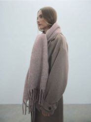 Szalik z dodatkiem wełny - brązowy. Brązowe szaliki Reserved, bez wzorów, z wełny. W wyprzedaży za 49.99 zł.