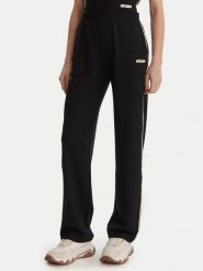 Guess Spodnie dresowe V6GB16 K4777 Czarny Regular Fit. Czarne spodnie dresowe Guess, l, z aplikacjami, z dresówki. Za 429.99 zł.