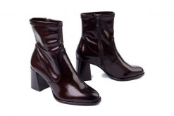 TAMARIS 1-25357-41 568 merlot patent, botki damskie. Czerwone botki Tamaris, bez wzorów, z polaru, bez obcasa, bez zapięcia. Za 320.31 zł.