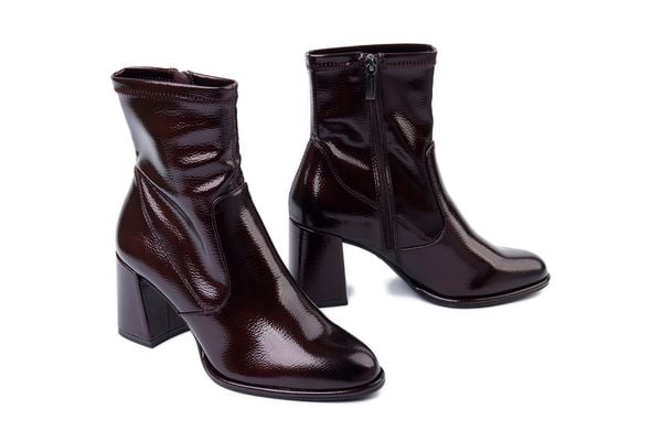 TAMARIS 1-25357-41 568 merlot patent, botki damskie. Czerwone botki Tamaris, bez wzorów, z polaru, bez obcasa, bez zapięcia. Za 284.32 zł.