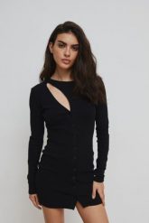 Sukienka z długimi rękawami w kolorze TOTALLY BLACK - FORTA-M. Czarne sukienki Marsala, m, bez wzorów, bez kołnierzyka, bez ramiączek. W wyprzedaży za 59.97 zł.