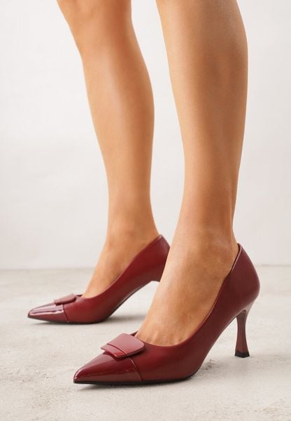 Czerwone Szpilki Ozdobione z Geometryczną Aplikacją Lysastos. Czerwone szpilki Born2be, z aplikacjami, z jeansu, eleganckie, bez obcasa, na obcasie, bez zapięcia. Za 99.99 zł.