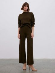 BGN Spodnie w kolorze khaki rozmiar: 34. Brązowe spodnie materiałowe BGN, na co dzień, bez wzorów, z materiału. Za 78.99 zł.