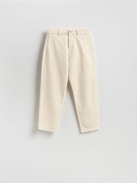 Jeansy chino - kremowy. Białe jeansy Reserved, bez wzorów. Za 129.99 zł.