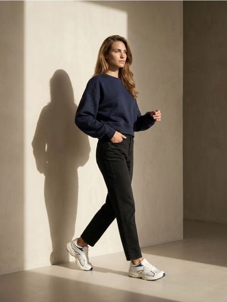 Bawełniane jeansy mom fit comfort - czarny. Czarne jeansy Sinsay, bez wzorów. Za 59.99 zł.