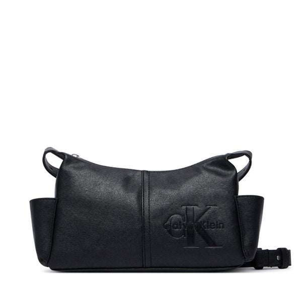 Torebka Calvin Klein. Czarne torebki klasyczne Calvin Klein, bez wzorów, bez dodatków. Za 409.99 zł.